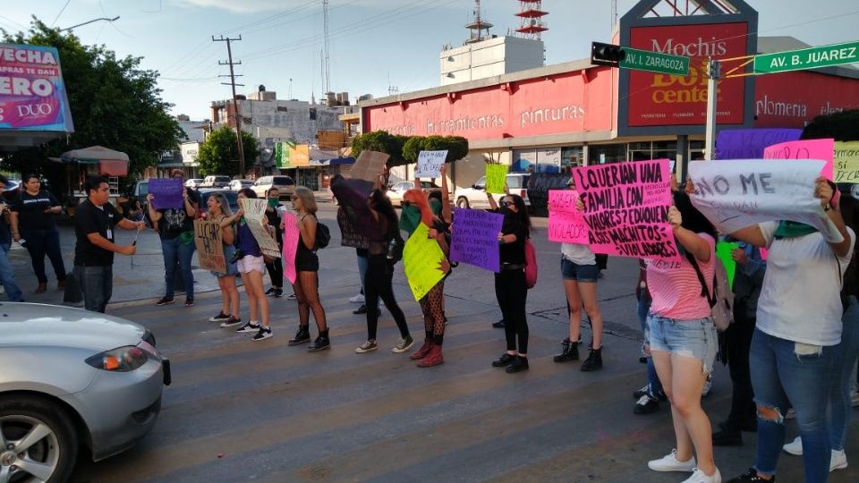 Jóvenes mujeres se manifiestan contra la violencia machista (Sinaloa)