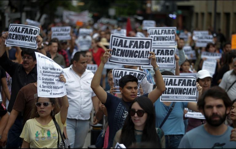 Marchan de nuevo contra el aumento al transporte; anticipan amparos (Jalisco)