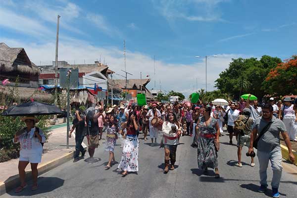 Pacífica marcha en pro defensa del Santuario de la Tortuga Marina Xcacel-Xcacelito.(Quintana Roo)