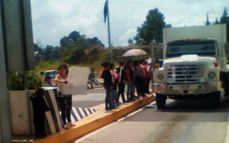 Padres de familia liberan la caseta Tenango-Ixtapan; exigen la reconstrucción de escuelas (Estado de México)