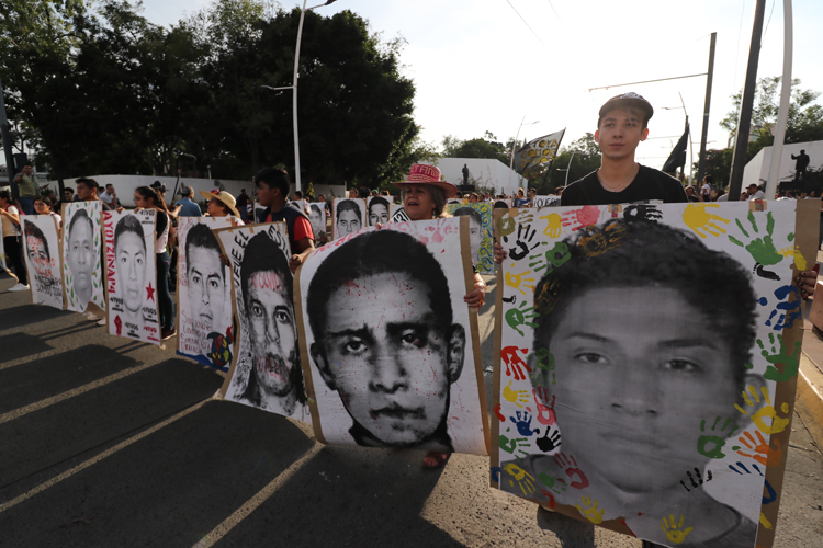 Alzan la voz por los 43 en Guadalajara