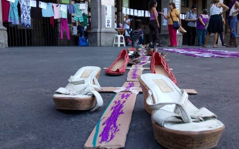 Frente Feminista de Morelos realiza plantón en Plaza de Armas