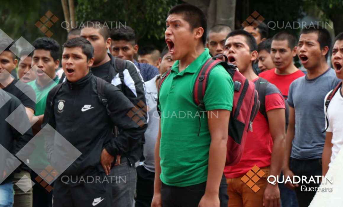 Con antigrito reprochan padres liberación de 24 por caso Ayotzinapa (Guerrero)