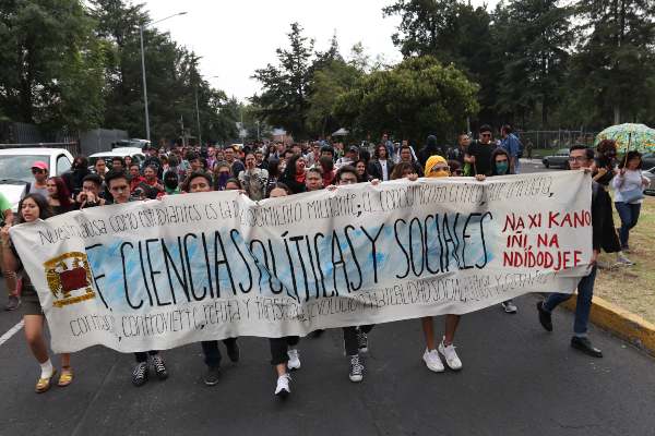 Alumnos de la UNAM marchan contra violencia de género y porros (Ciudad de México)