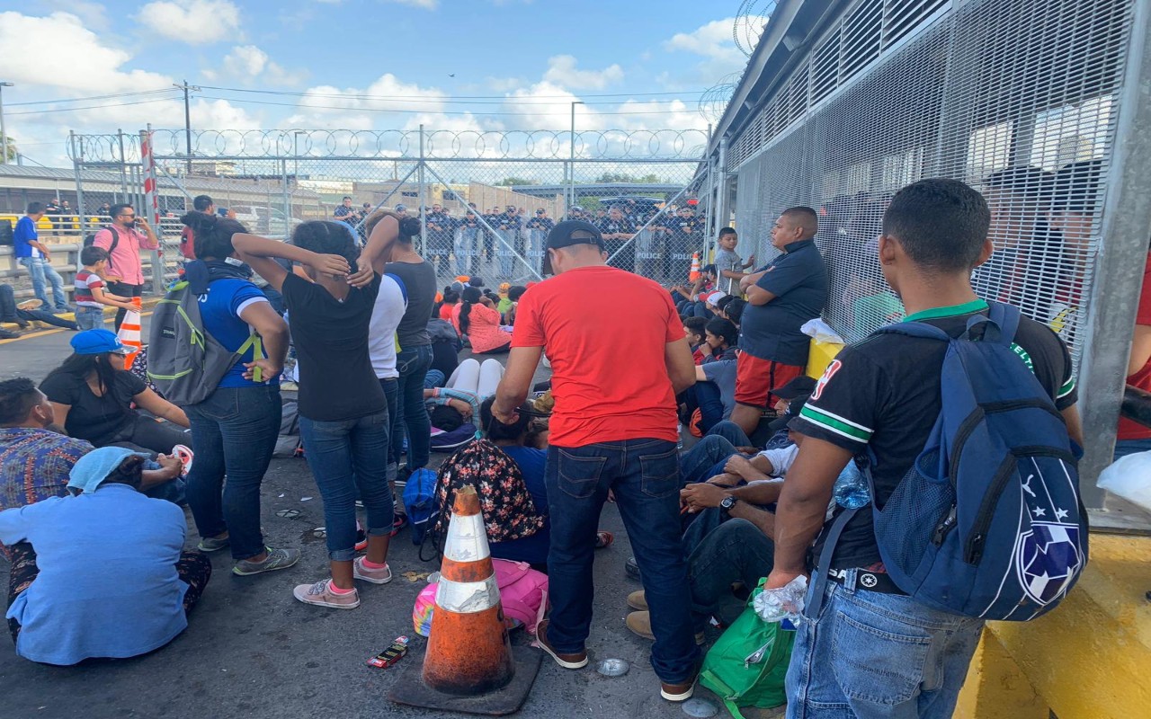 Migrantes tomaron el Puente Internacional Nuevo en Tamaulipas; piden que se aceleren sus trámites de asilo