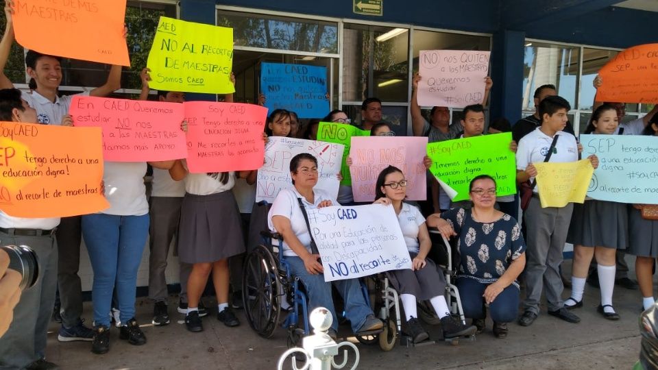 Emprenden manifestación en CAED para evitar recorte de docentes (Sinaloa)
