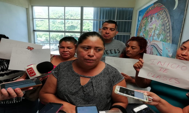 Protestan padres del CAM en Cancún por falta de maestros