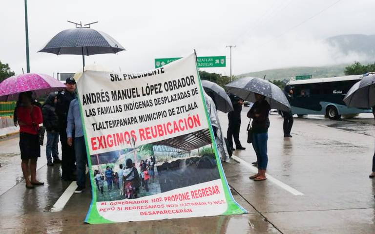 Desplazados de Leonardo Bravo y Zitlala, bloquearon la Autopista del Sol (Guerrero)