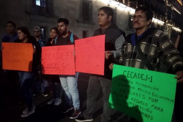 Protestan maestros de Michoacán en Palacio Nacional