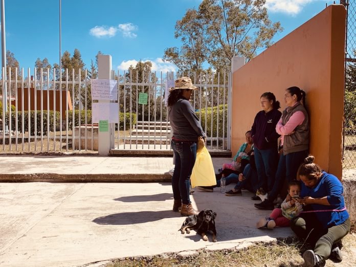 Padres de familia cierran Telesecundaria en Puerta de Palmillas