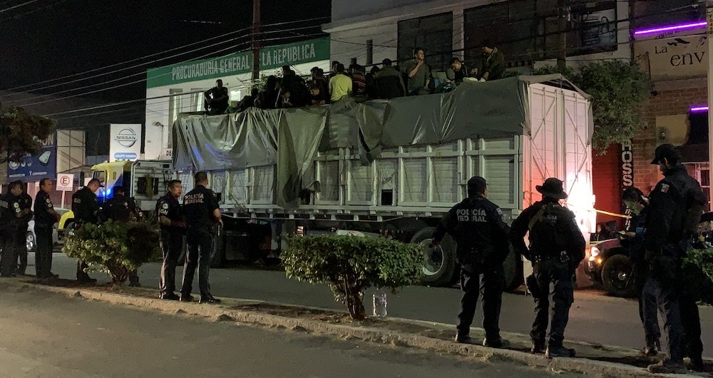 Detienen tráiler con 120 migrantes en la México Querétaro