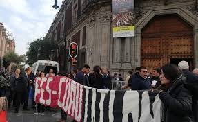 Estudiantes protestan frente a Antigua Escuela de Medicina (Ciudad de México)