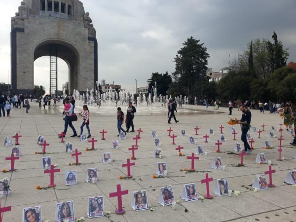 Familias construyen ofrenda por feminicidios para recordar a mujeres asesinadas en México (Ciudad de México)
