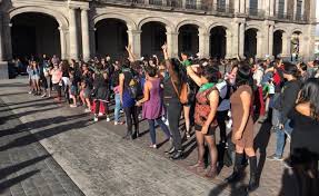 Mujeres realizan performance “Un violador en tu camino” en Toluca (Estado de México)