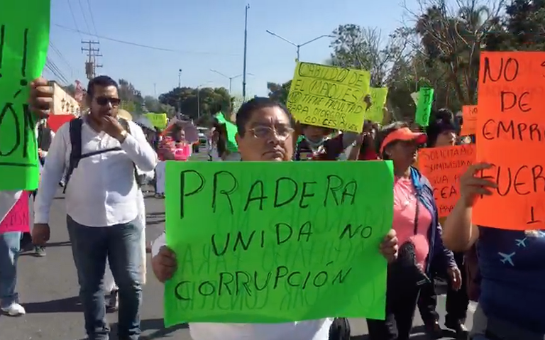Se manifiestan vs concesión de agua en Plaza de Armas (Querétaro)