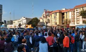 Trabajadores de la SEP bloquean Avenida Universidad; reclaman recortes a bonos (Ciudad de México)