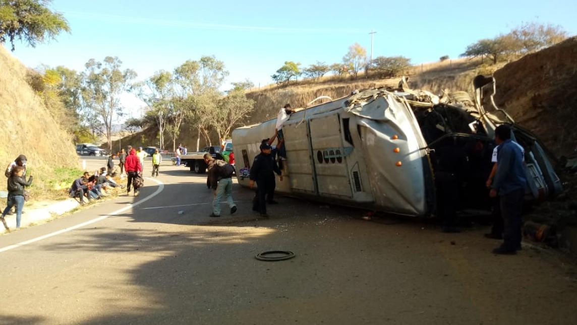 Dos muertos y 40 lesionados tras accidente de autobús que se quedó sin frenos en Oaxaca
