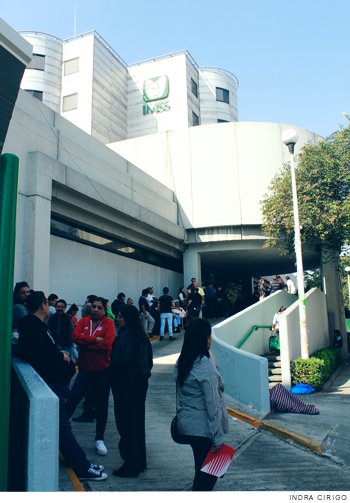 Por falta de infraestructura, familiares de enfermos y accidentados bordean hospitales públicos (Ciudad de México)