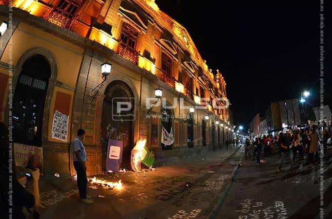 Feministas echan fuego a puerta de edificio de UASLP