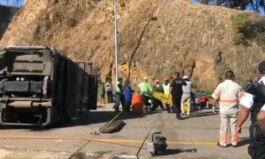 Vuelca autobús con jornaleros en Oaxaca; reportan dos muertos y 36 heridos