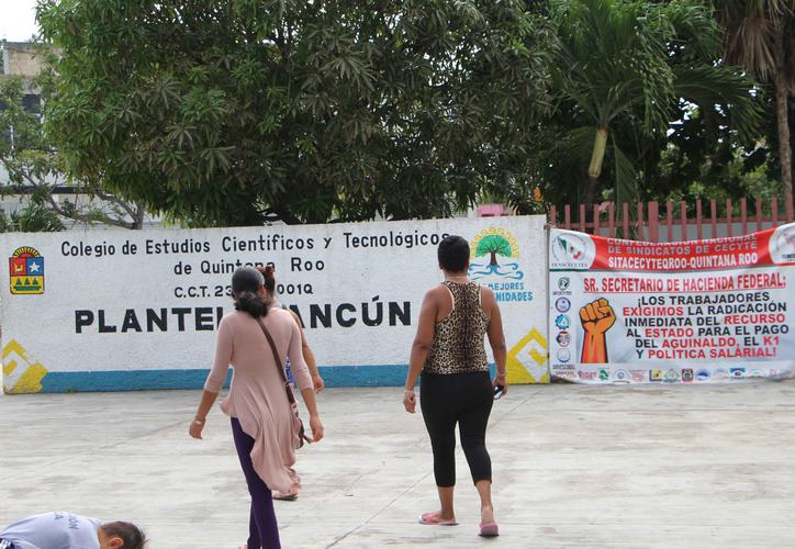 Trabajadores del Cecyte Quintana Roo, en paro de brazos caídos