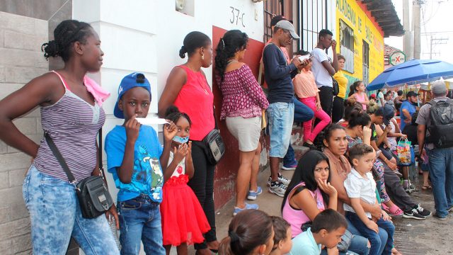 Policía mexicana amenaza a migrantes con separar a padres de sus hijos en Ciudad Juárez