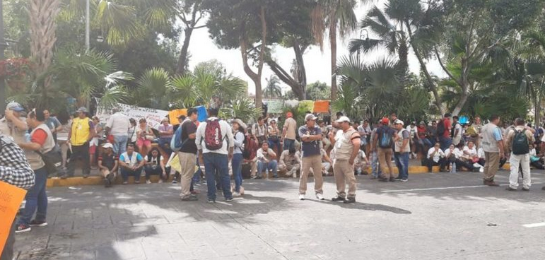 Protestan más de 400 enfermeros y personal de vectores por falta de pago y equipo en Yucatán
