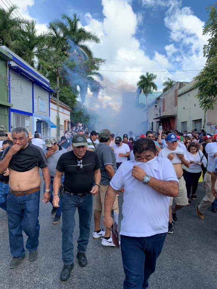 Lanzan gases contra críticos de Vila Dosal: Reportan represión en marchas previas al informe del gobernador yucateco