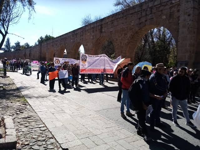 Marchan sindicados en Morelia en demanda de sus pagos atrasados