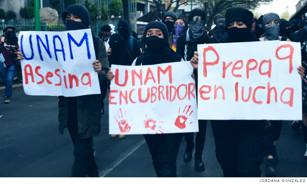 Autoridades de la UNAM rechazan recibir pliegos petitorios y estudiantes queman puerta de Rectoría (Ciudad de México)