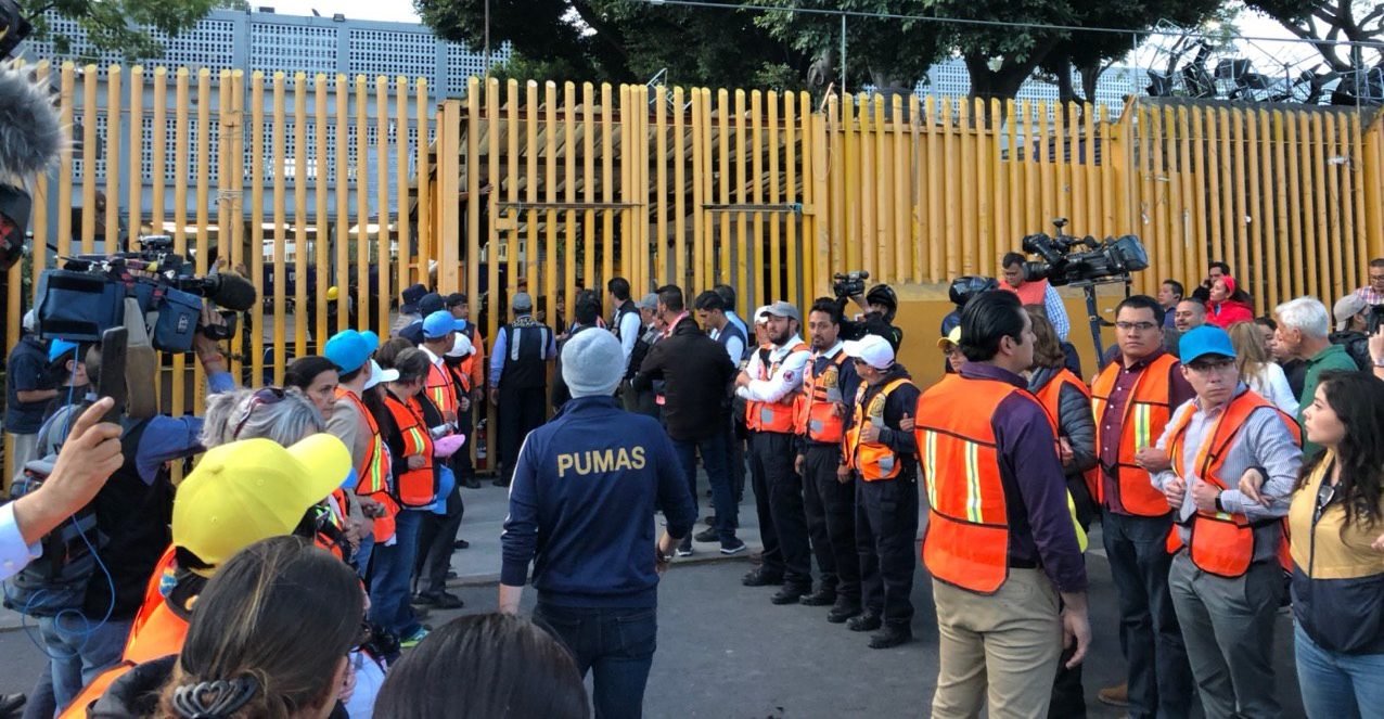 Estudiantes y padres hacen segundo intento para reabrir la Prepa 9, pero la escuela sigue cerrada (Ciudad de México)