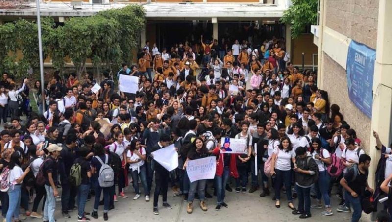 Alumnos de la UADY protestan maquillados por caso de homofobia