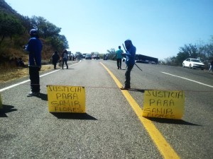 Con bloqueo carretero, exigen justicia por Samir Flores (Oaxaca)