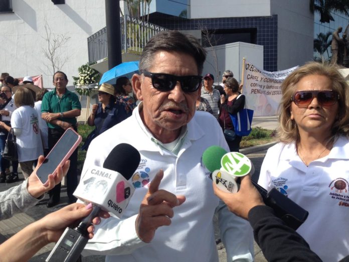 Protestan pensionados ante IPEJAL por falta de medicamentos (Jalisco)