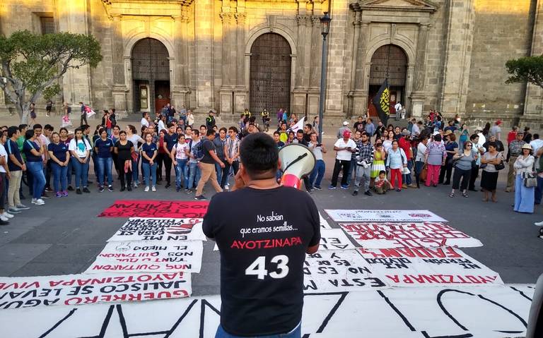 Marchan por los 43 de Ayotzinapa en Guadalajara