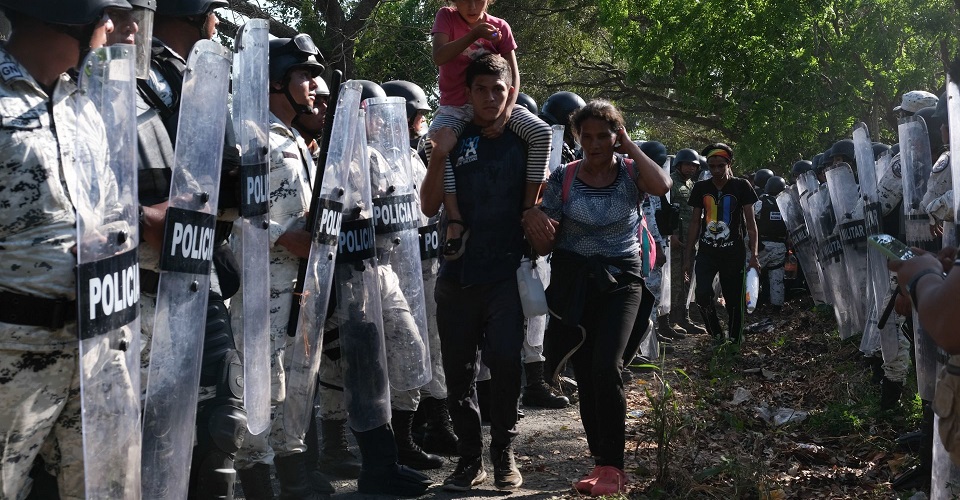 México ofrece refugio, pero impide que migrantes hablen con la institución que regula el asilo