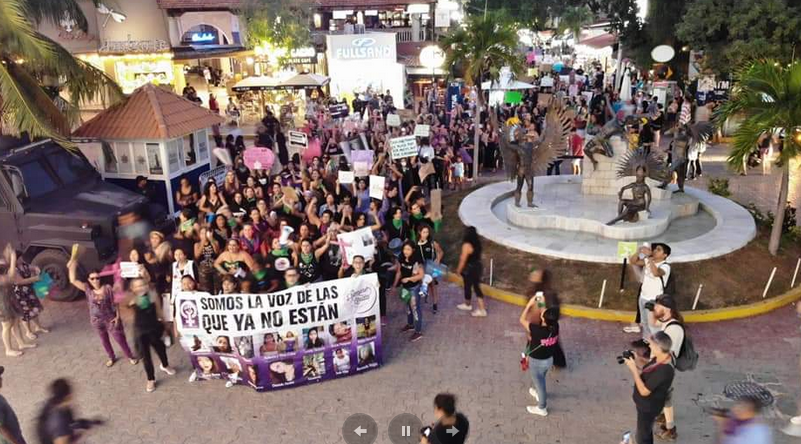 “Somos la voz de las que no están”: Marchan al menos mil 500 mujeres en Playa del Carmen contra la violencia de género