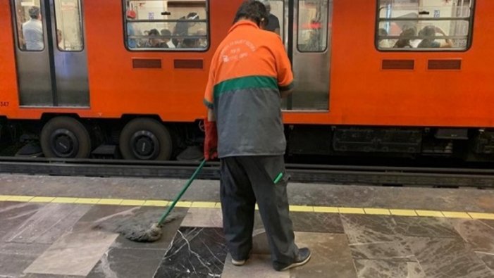 Pese a pandemia, trabajadores de la tercera edad, los encargados de limpiar el metro (Ciudad de México)