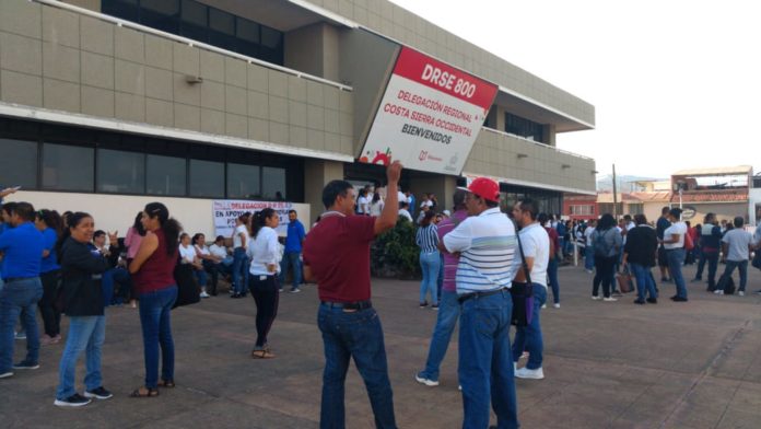 Maestros de la Costa Norte de Jalisco protestan en la DRSE por la falta de pago