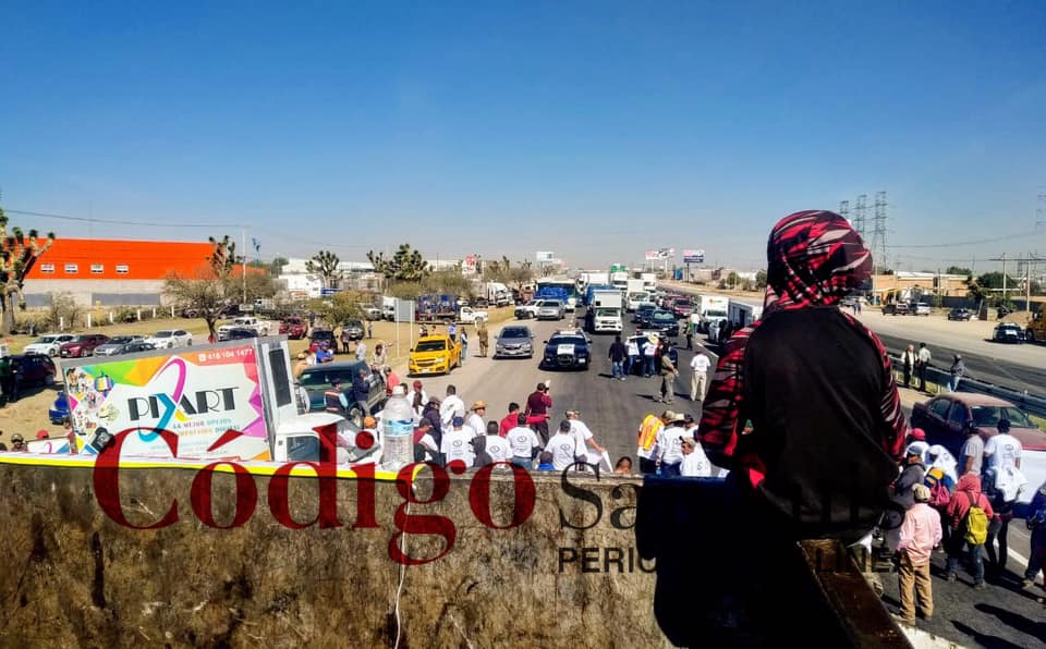 Manifestación de recolectores de basura bloquea la carretera 57 (San Luis Potosí)