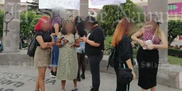 Exhiben a acosadores en “tendedero de la vergüenza” en Tepic (Nayarit)