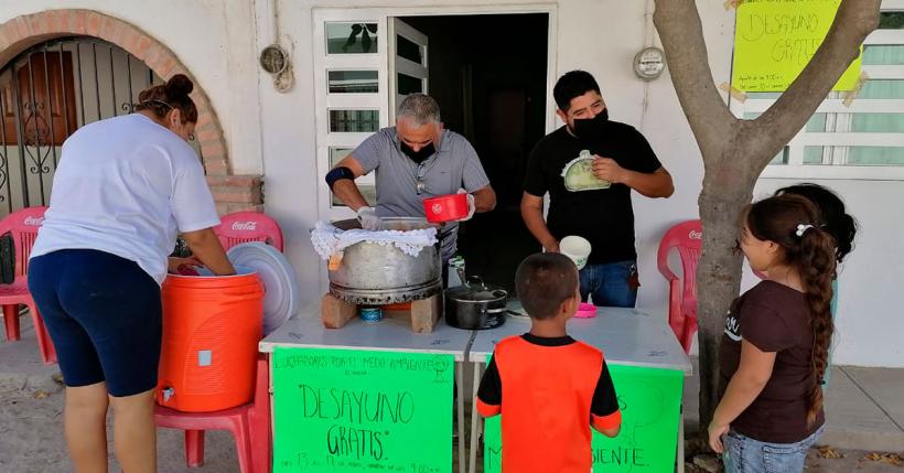 Colectivo Luchadores por el medio ambiente brinda desayunos a familias de Ixtapa (Jalisco)