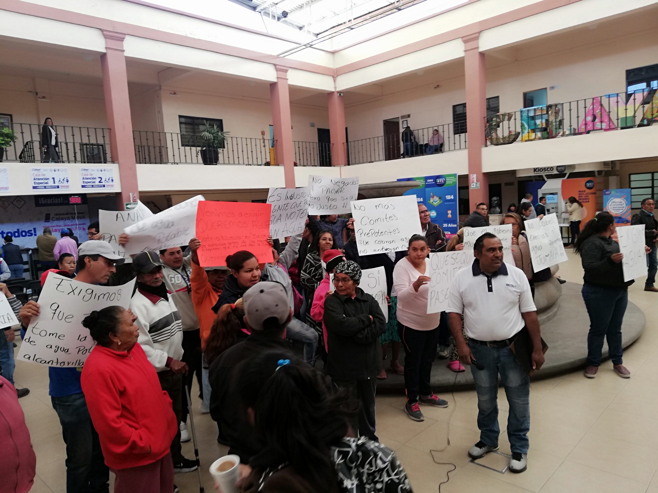 Ciudadanos protestan por falta de agua y se niegan a pagar el servicio, en Celaya