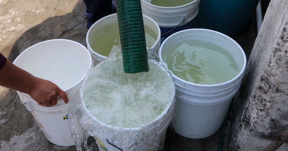 La SSC anuncia que resguardará pipas de agua después de que vecinos de Tláhuac, CdMx, pelearan por una