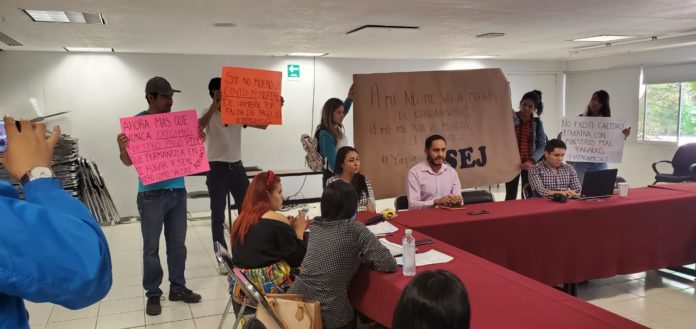 Maestros están desesperados por la falta de pago de sus salarios y realizan protesta (Jalisco)
