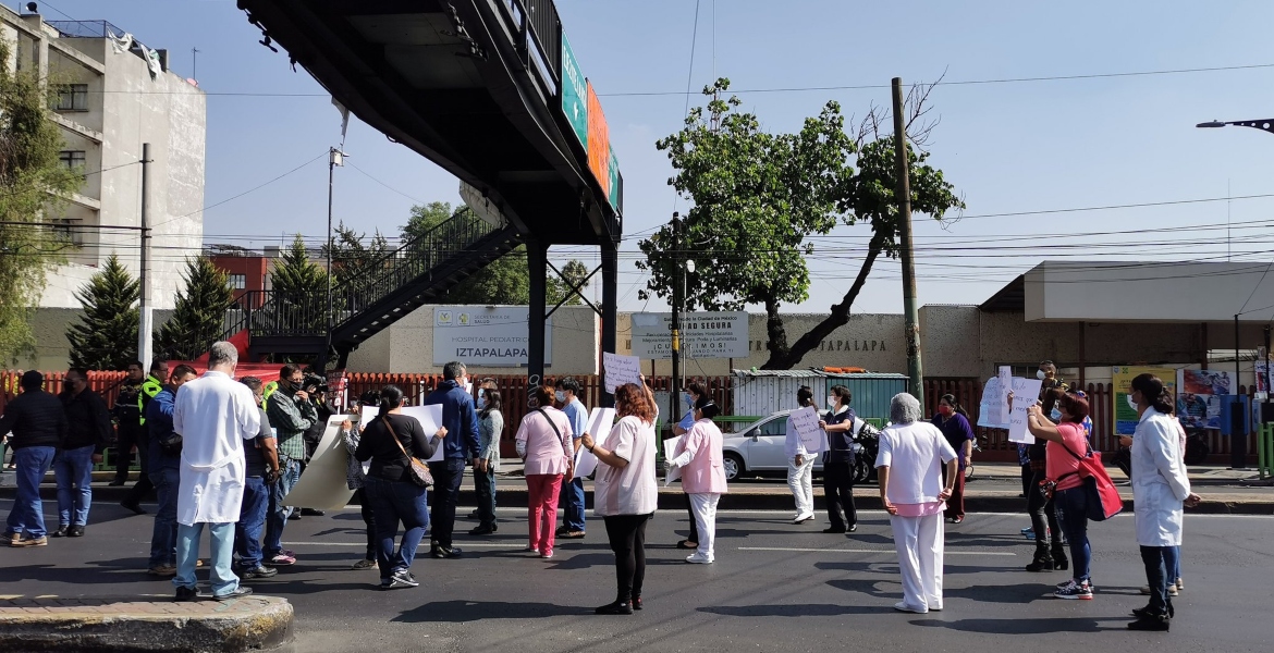 Personal médico bloquea Ermita Iztapalapa por falta de insumos (Ciudad de México)