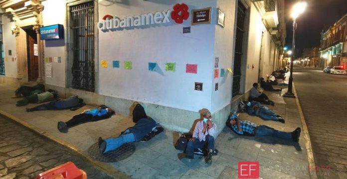 Por cobrar apoyo federal para el campo, en condiciones inhumanas duermen en la calle ancianos, mujeres e infantes (Oaxaca)