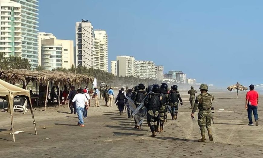 Marinos desalojan a turistas de playas de Acapulco (Guerrero)