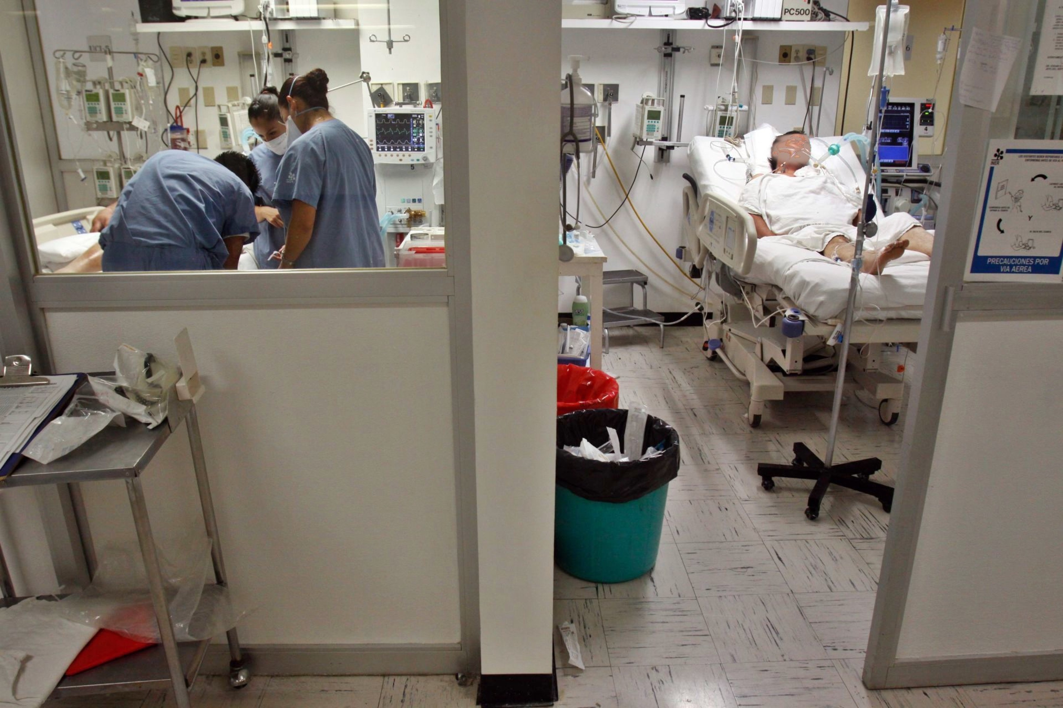 Médicos compran su propio material e improvisan ante casos de coronavirus (Morelos, Cd Mx, Edo. Mex)
