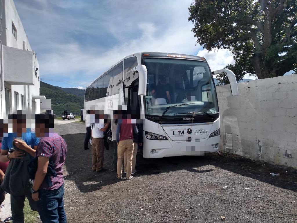 INM abandona a 480 migrantes en la línea fronteriza de México con Guatemala